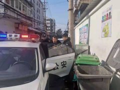 安徽阜阳：交警巡逻途中救助抗战老兵